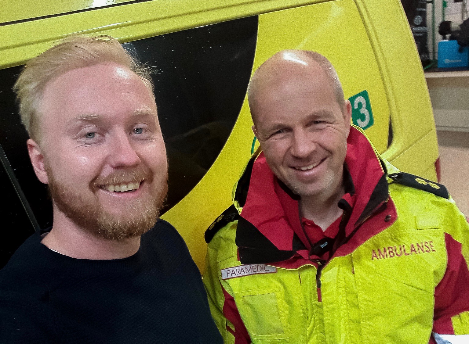 Sverre Mørk i ambulanseuniform, sammen med Ole Kristian Andreassen. Foto: Du puster for fort