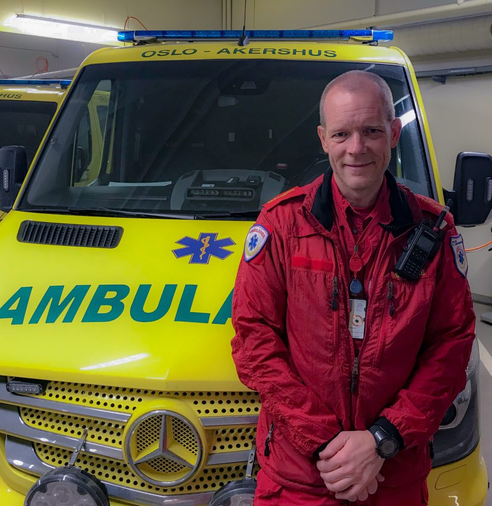 – Vi hater å ikke kunne tilby pasienten den beste behandlingen, sier Erik Westnes, paramedic ved Oslo universitetssykehus. Foto: Du puster for fort