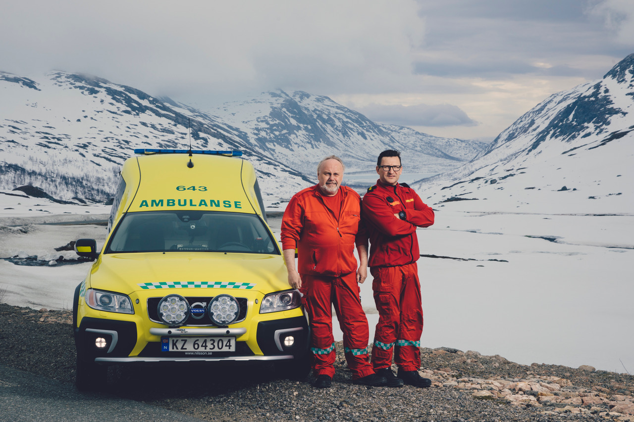 Hvem blir de nye hverdagsheltene nå? Fra NRKs dokumentarserie 113: Ambulansearbeiderne ved Finnsnes ambulansestasjon, Finn-Åge Nergård (til venstre) og Robert Olsen, dekker et område som er mer enn 3 timer i kjøreavstand fra sykehuset i Tromsø. Foto: Marius Fiskum