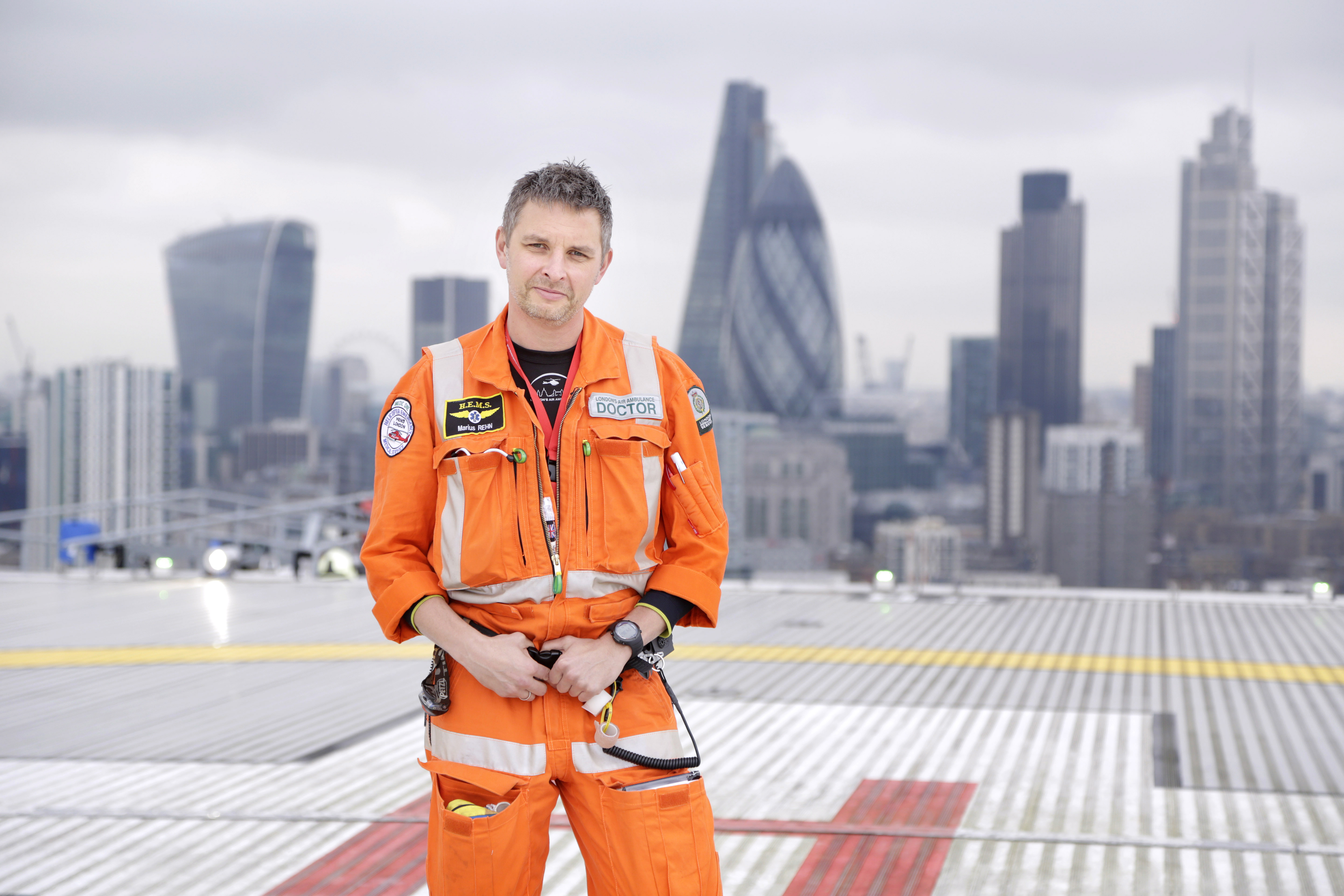 Marius Rehn som lege i London Air Ambulance. Foto: Fredrik Naumann/Felix Features