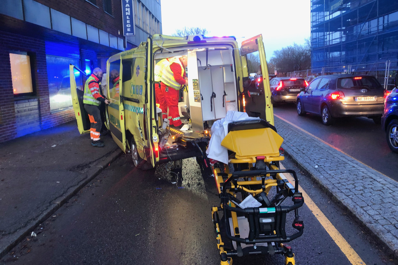 ønsberg 11. desember 2019: To ambulanser under utrykning krasjet i Tønsberg sentrum onsdag morgen. Ingen ble skadet i uhellet. Foto: Per Annar Holm / NTB Scanpix
