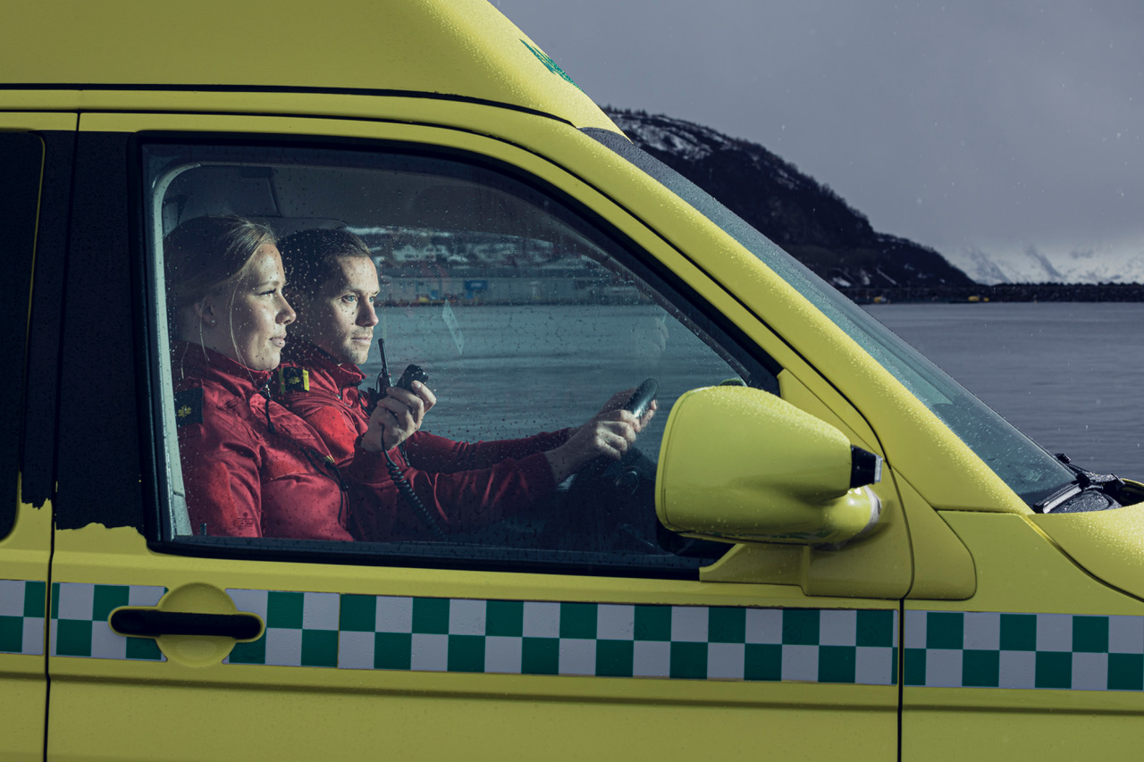 Bjørn Willumsen og Mari Jørstad jobber på ambulansen i Nordkjosbotn. Foto: Marius Fiskum/NRK