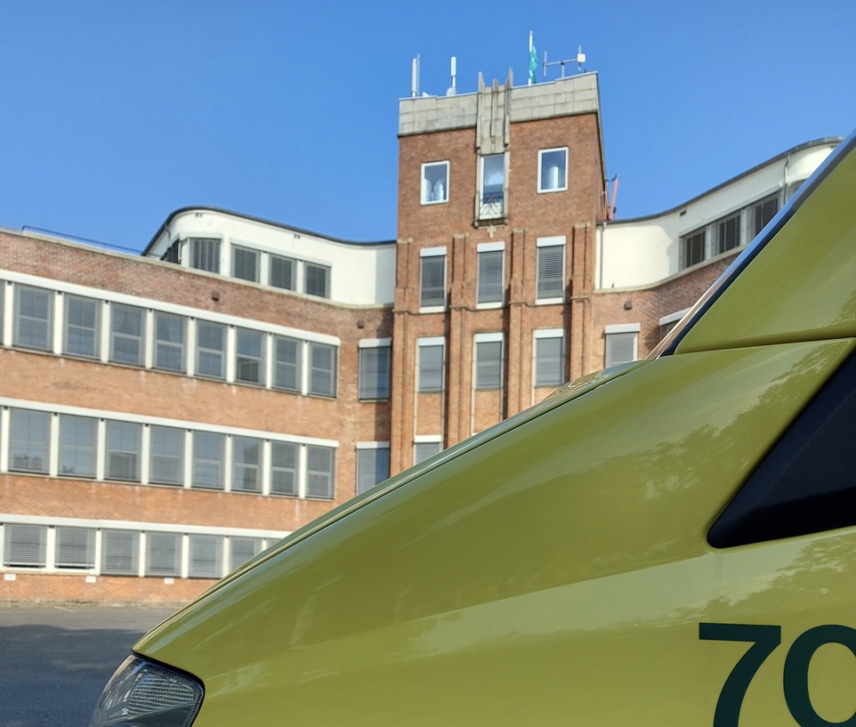 Ambulanse utenfor Høgskolen i Østfold. Illustrasjonsfoto: Therese Fostervold Mathisen