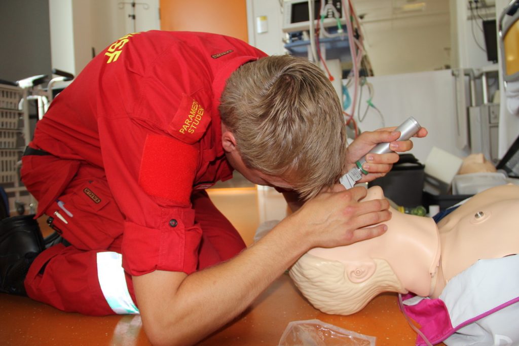 Paramedic-student på OsloMet trener på intubasjon. Foto: Live Oftedahl