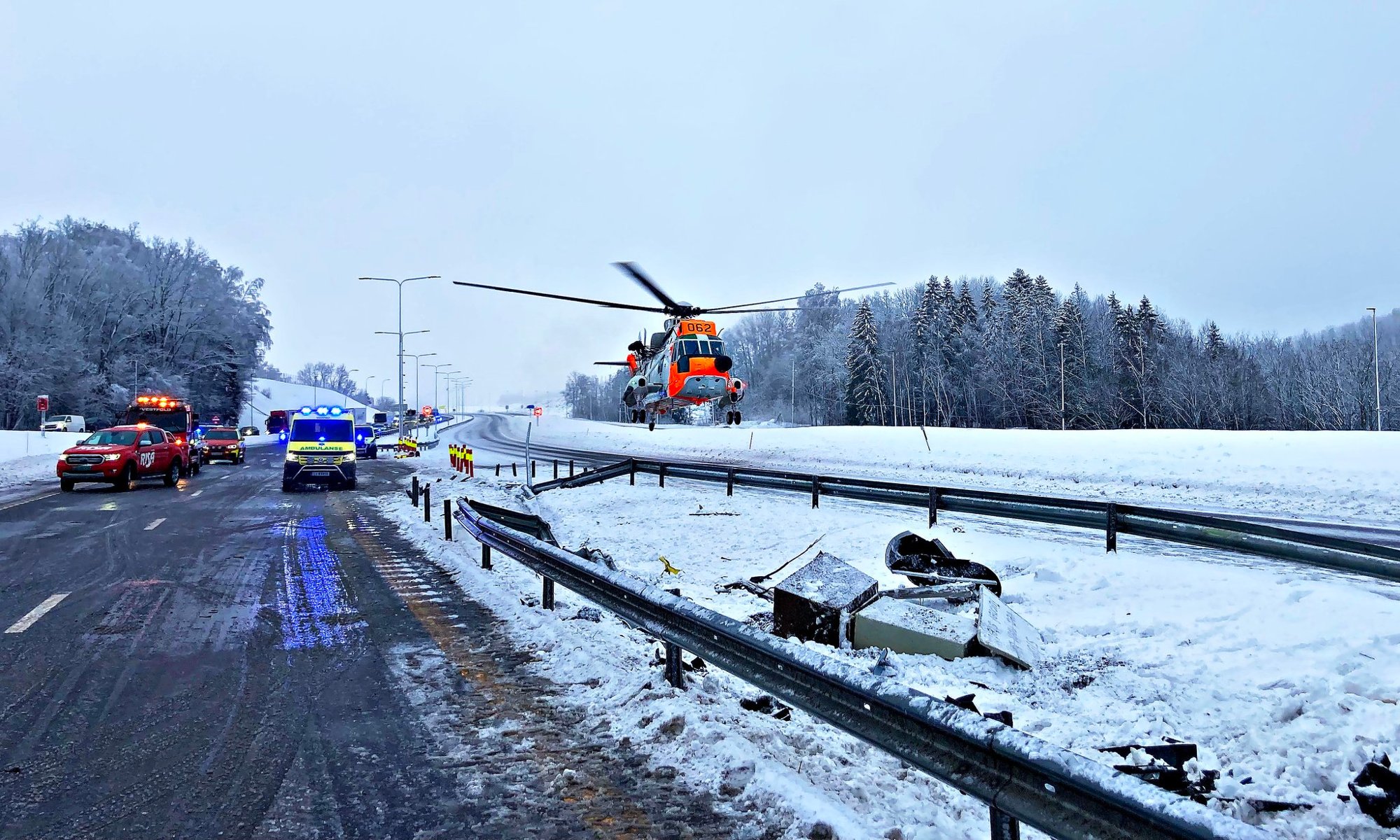 Januar 2023 var det en alvorlig trafikulykke med ambulanse på E18 i Vestfold. Bakekkene var slitt, men rutinene er nå blitt skjerpet. Foto: Vestfold interkommunale brannvesen.