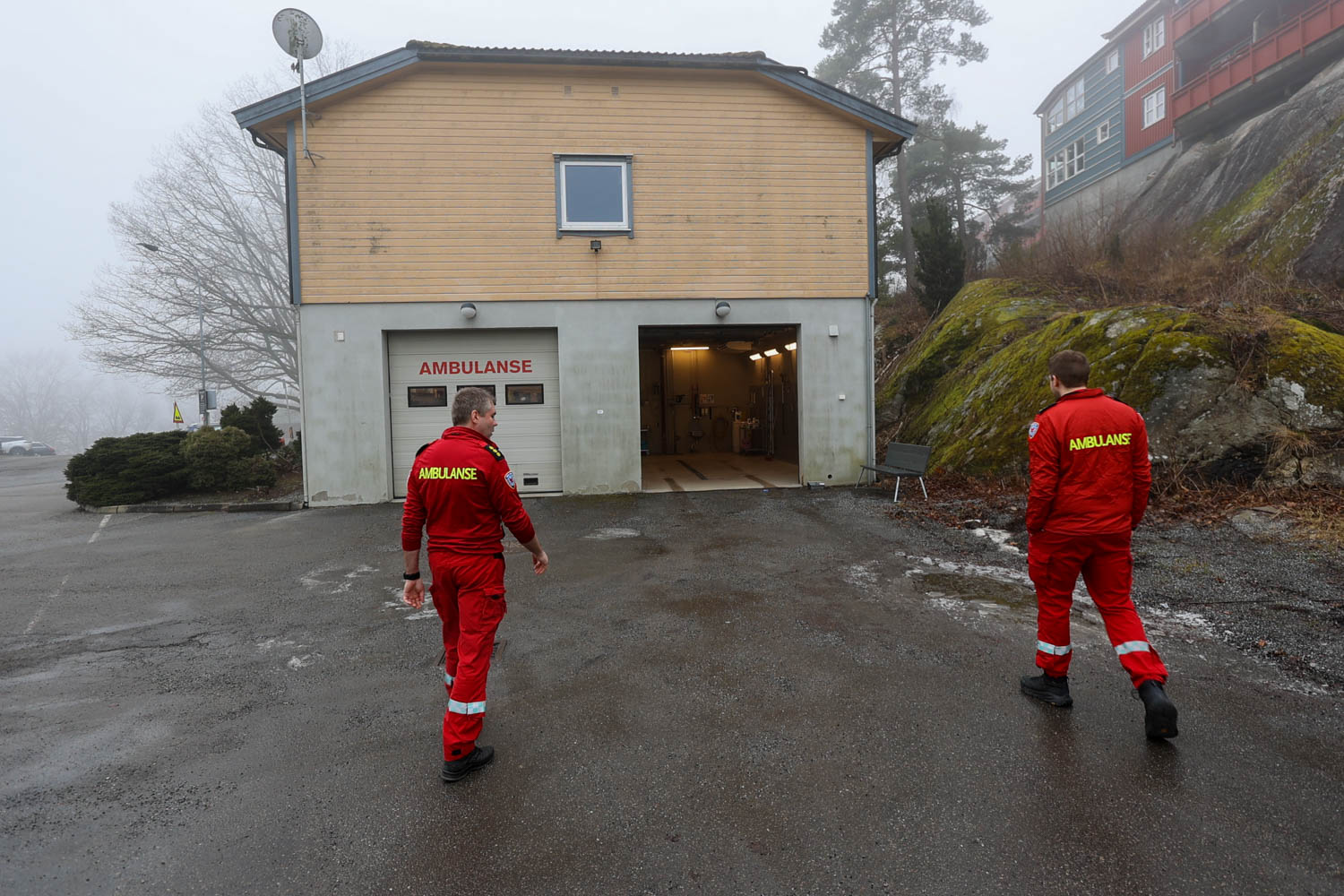 Noen ganger er det glatt, og det kan være trafikk mellom der ambulansearbeiderne holder til og garasjen. Foto: Jørn Finsrud.