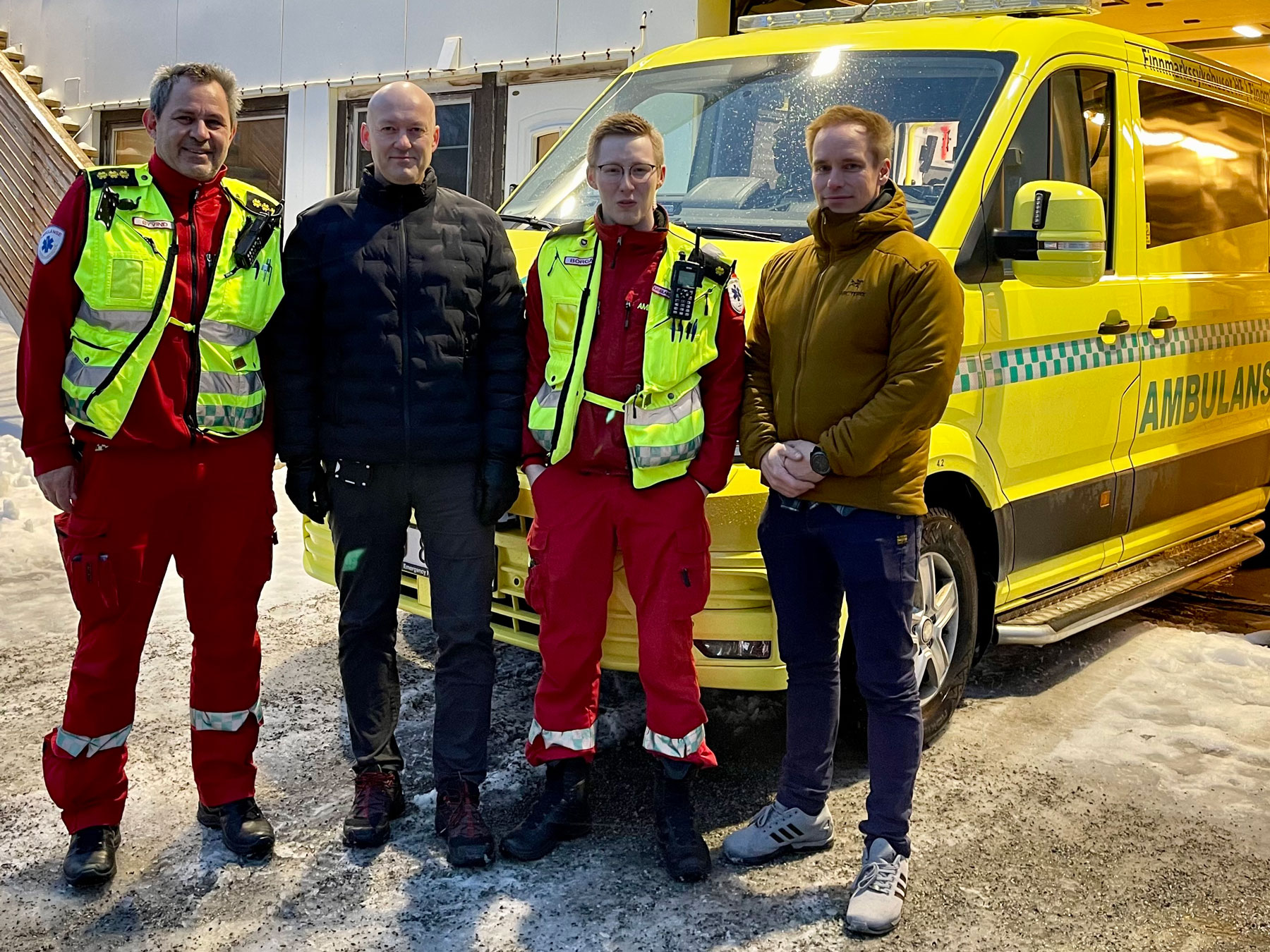 Ansatte ved Hammerfest ambulansestasjon har tatt godt imot den nye arbeidsplanen, forteller enhetsleder Jon Are Aslaksen (t.h.). Foto: FInnmarkssykehuset