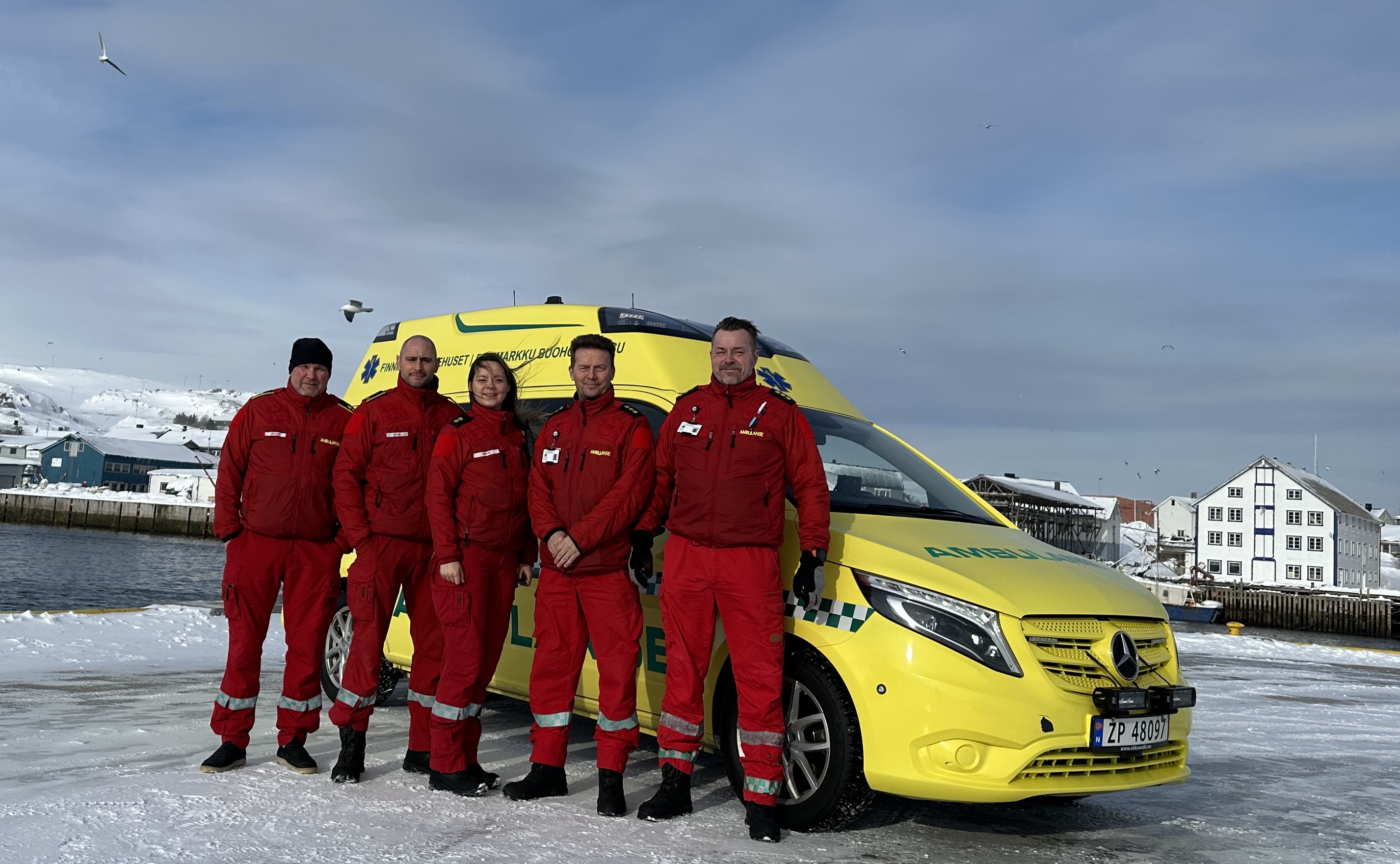 Berlevåg-gjengen samlet på en fin vinterdag i nord. Fra v. ; Joar Nilsen, Daniel Sivertsen, Oddrunn Solli, Dan Svendsen og Trygve Daldorff. Foto: Berlevåg ambulanse.