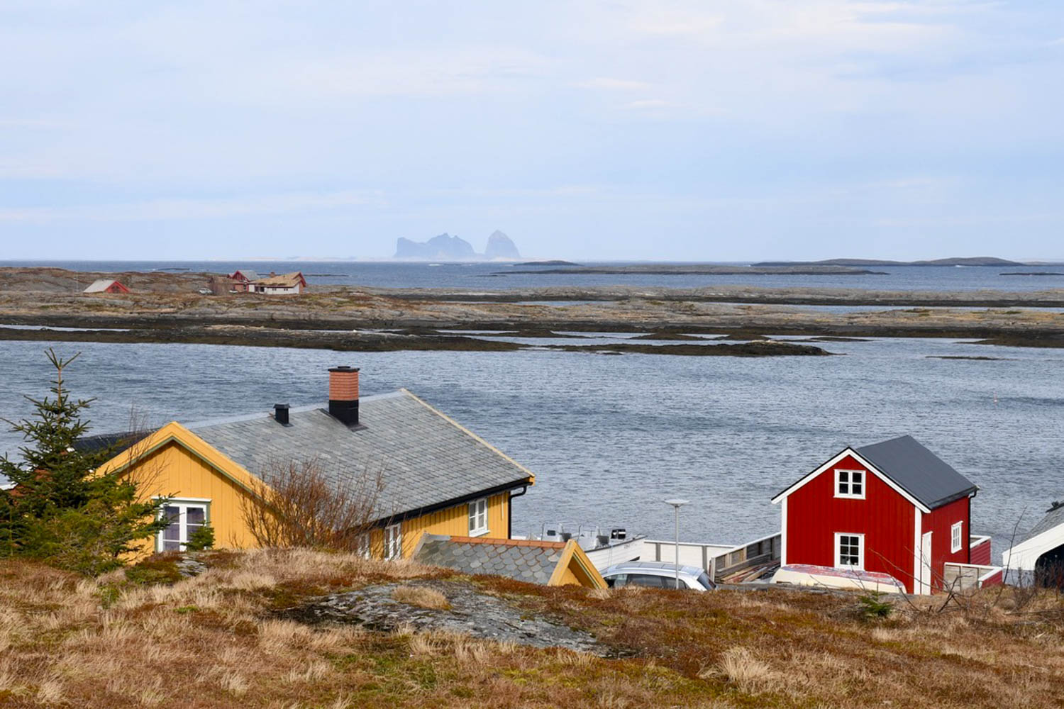 Fra bebyggelsen på Lovund ser man ut på Træna enda mye lenger ut i havgapet. Foto: Tori Flaatten Halvorsen.