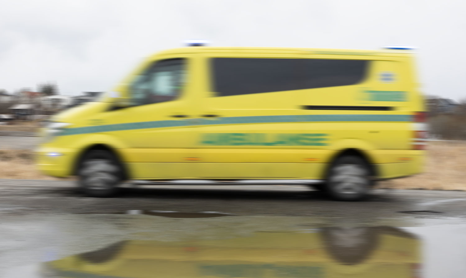 Ambulanse under utrykning. Illustrasjonsfoto: Jørn Finsrud.