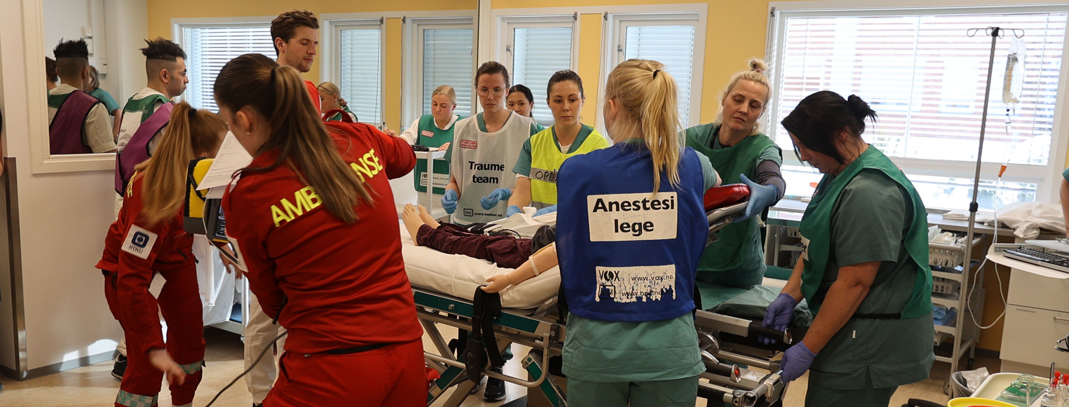 På NTNU på Gjøvik har paramedisin-studenter hatt traumeuke i samarbeid med andre helsearbeid-studier. Foto: Jørn Finsrud.