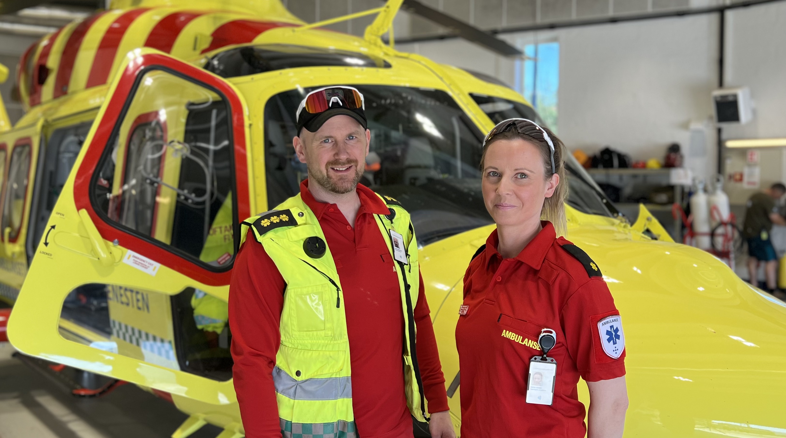 Ambulansearbeiderne Carina Hansen og Kenneth Jensvold Markussen får god respons med Push, pust. Foto: Privat.