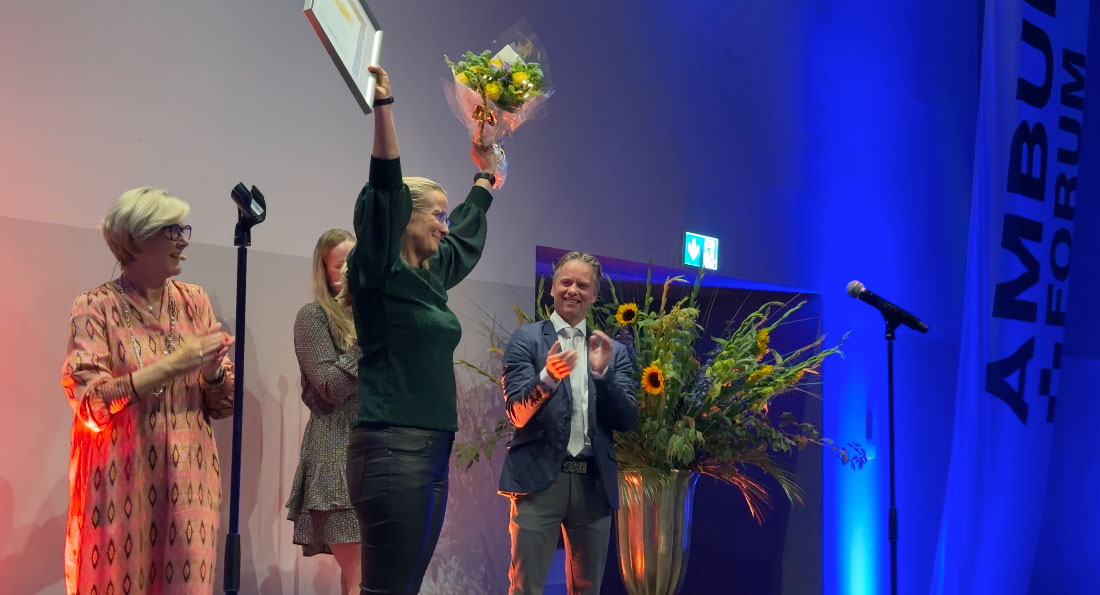 Randi Simensen ble under AmbulanseForum 2023 tildelt prisen Årets ambulansearbeider.