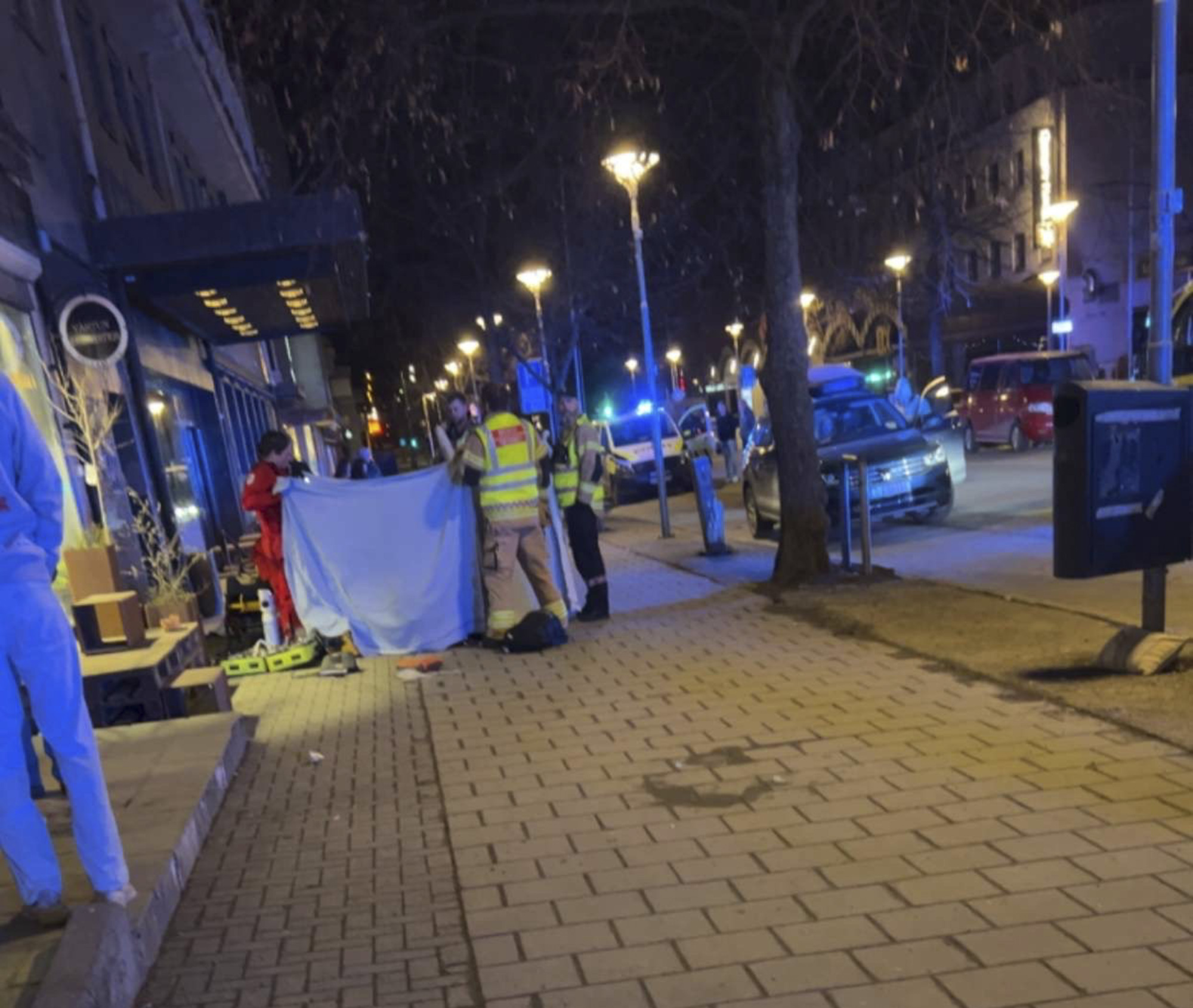 Nødetatene jobber på stedet etter at flere ble påkjørt i Kongens gate i Steinkjer natt til søndag. Flere ble truffet av bilen og en person døde senere av skadene. Foto: Privat / NTB