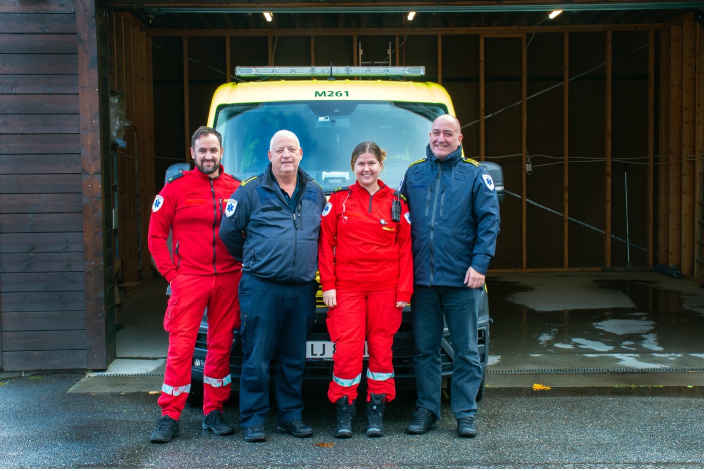 Utenfor ambulansegarasjen, fra venstre Terje Ekroll, Lars Kristian Haugan, Viktoria Brunvoll Olsson og Frode Drågen Myhre. Foto: Tori Flaatten Halvorsen.