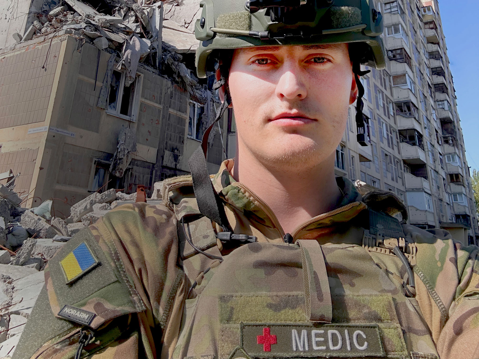 Sander Sørsveen Trelvik er ambulanselærling og har vært seks ganger på jobb i Ukraina. Foto: Privat.