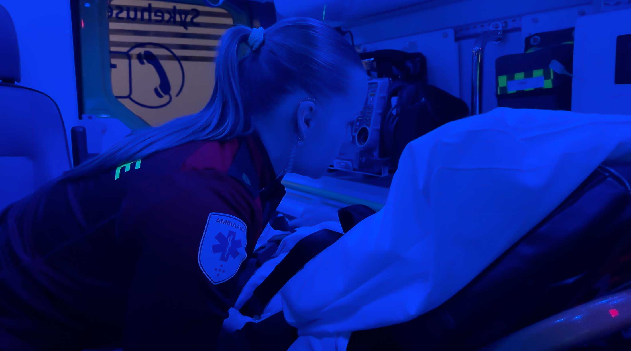 Dempet belysning i ambulansen er tiltak som bidrar til ro for pasienten. Foto: Jørn Finsrud.