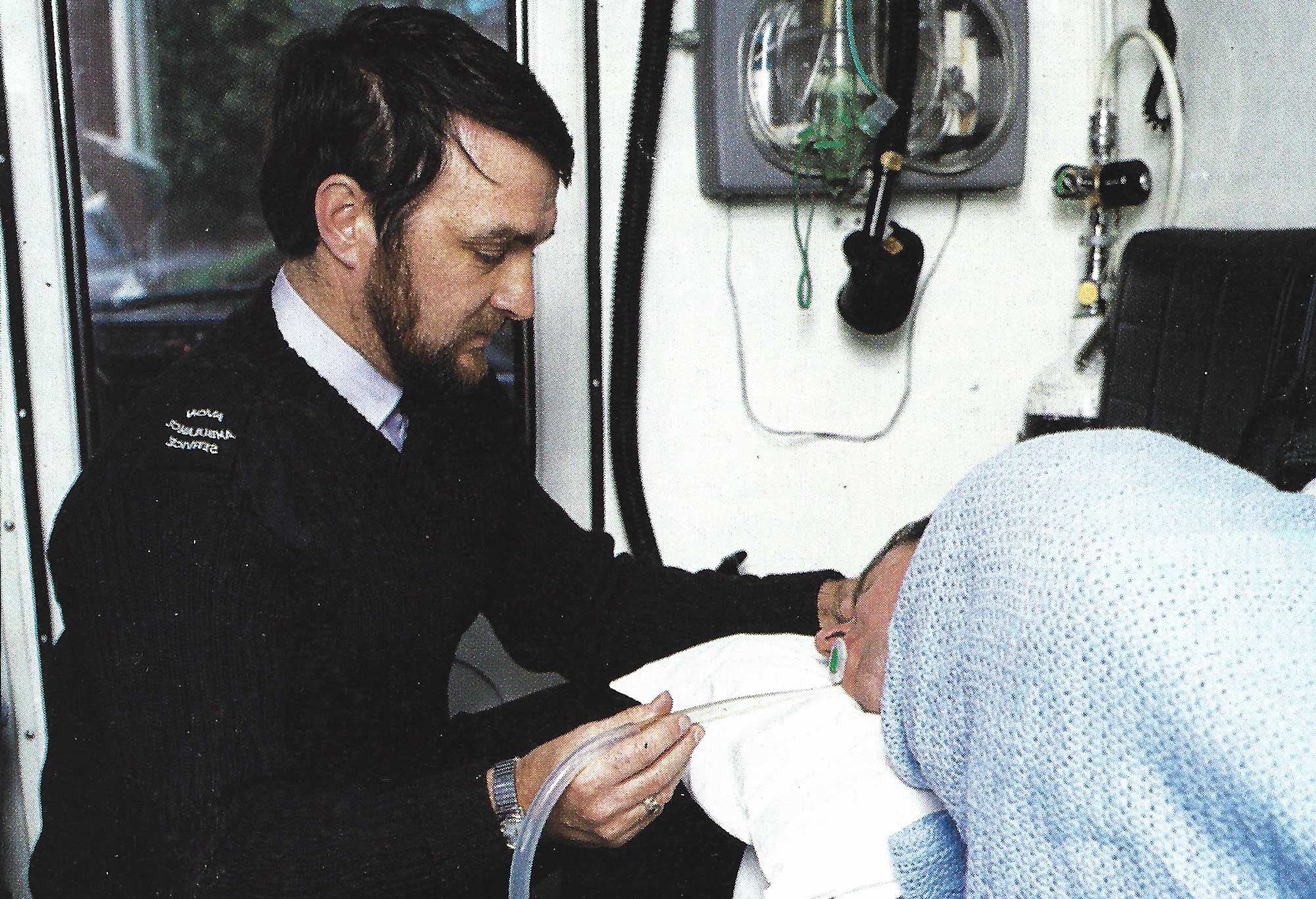 Lærdal elektrisk drevne sugepumper ble brukt i 80 prosent av alle britiske ambulanser. Bilde fra Ambulanseforum 2 1986.