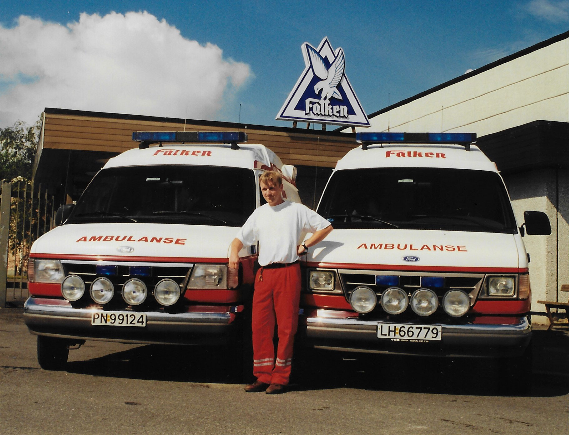 De siste årene av Falken sin ambulansetjeneste, var amerikanske Ford Econoliner ambulanser sentral i vognparken. Her fra Stjørdal i Trøndelag. Foto:Falken Kristiansand.