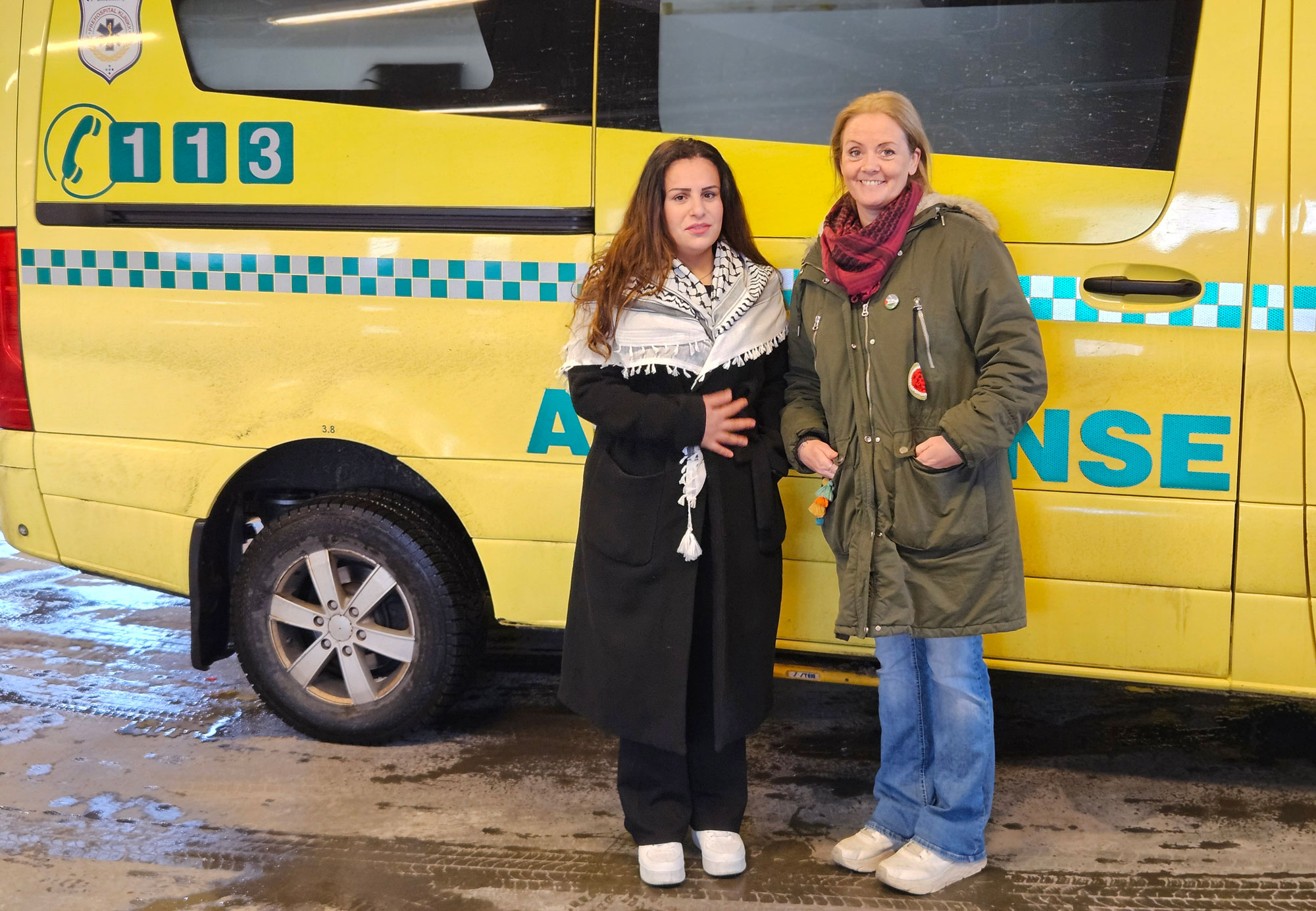 Helle Marie Åsatun og Sanaria Ali håper å få donert en ambulanse til Gaza. Maria C. Fælla er også med, men var ikke med da bildet ble tatt. Foto: Privat.