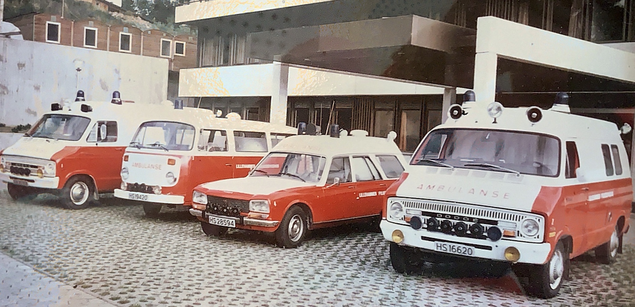 Bilparken på Lillehammer i 1974 besto av to amerikanske vans, samt en VW Transporter og en Peugeot. Foto: Ambulansetjenesten Lillehammer.